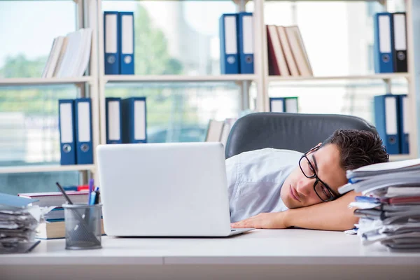 Müder erschöpfter Geschäftsmann sitzt im Büro — Stockfoto