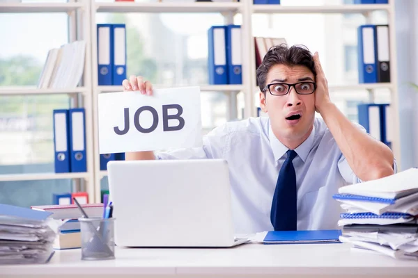 Jovem empresário à procura de emprego no conceito de desemprego — Fotografia de Stock