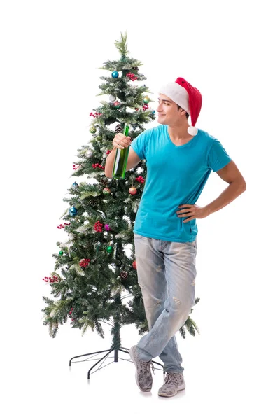 Jeune homme décorant arbre de Noël isolé sur blanc — Photo