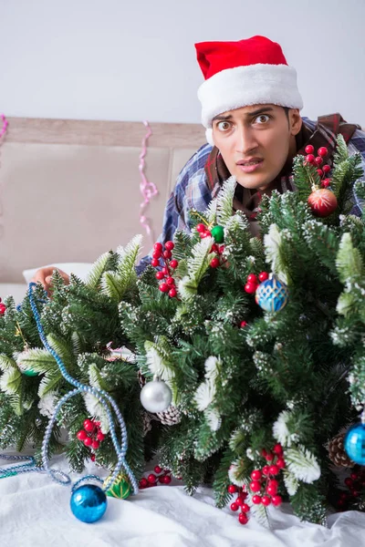 Uomo che soffre di postumi di sbornia dopo la festa di Natale — Foto Stock