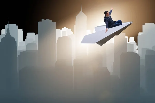 商务概念中的商务人员乘坐纸飞机飞行 — 图库照片