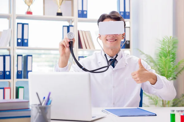 Doktor sanal sanal sanal gerçeklik gözlükleriyle çalışıyor. — Stok fotoğraf
