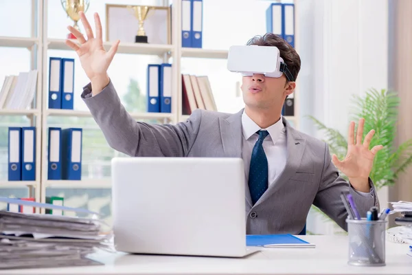 Бізнесмен з окулярами віртуальної реальності VR в офісі — стокове фото