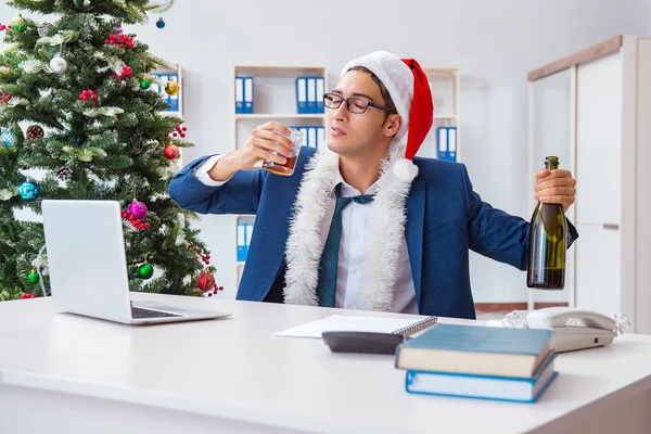 Geschäftsmann feiert Weihnachten im Büro — Stockfoto