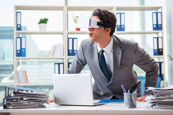 Επιχειρηματίας με γυαλιά εικονικής πραγματικότητας VR στο γραφείο — Φωτογραφία Αρχείου