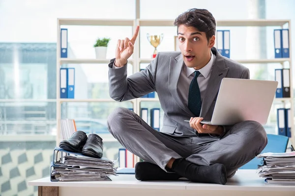 Affärsman som sitter på skrivbordet på kontoret — Stockfoto