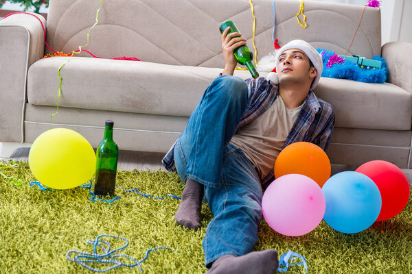 Мужчина с похмелья после рождественской вечеринки