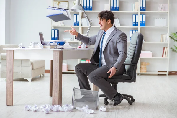 Homem de negócios irritado chocado trabalhando no escritório demitido — Fotografia de Stock