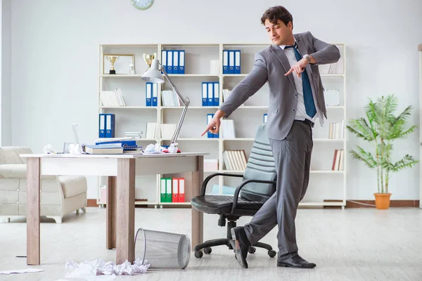 Geschäftsmann hat Spaß bei einer Pause im Büro bei der Arbeit — Stockfoto