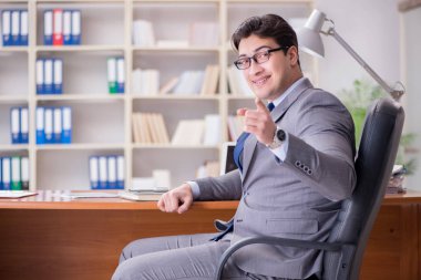 Ofiste çalışan genç bir işadamı.