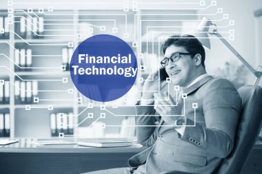 Fintech kavram smartphone cep telefonu ile konuşurken işadamı