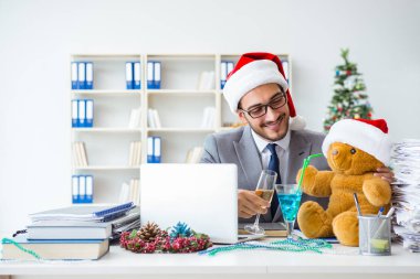 Genç işadamı Noel 'i ofiste kutluyor.