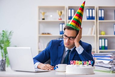 Adam ofiste doğum gününü kutluyor.