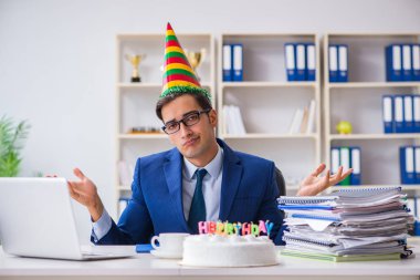 Adam ofiste doğum gününü kutluyor.