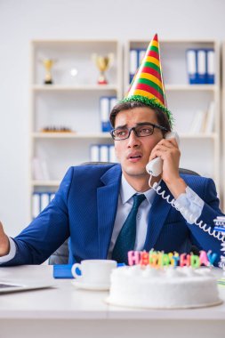 Adam ofiste doğum gününü kutluyor.