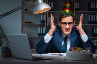 Adam ofiste doğum gününü kutluyor.