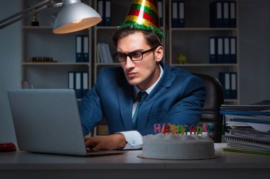 Adam ofiste doğum gününü kutluyor.