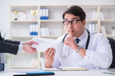 Sağlık sigortası dolandırıcılığı konseptinde genç doktor