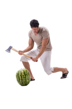 Karpuzlu genç adam beyazda izole edilmiş.