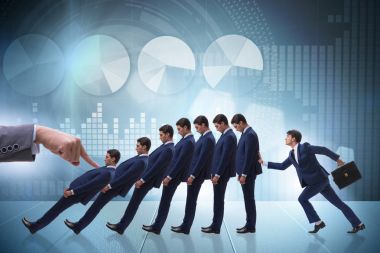 Domino etkisi iş konseptinde iş adamı