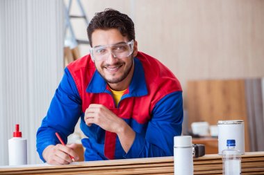 Yooung marangoz boyayla uğraşıyor.