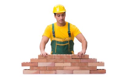 Yakışıklı inşaat işçisi tuğla duvar inşa ediyor.