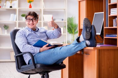 Bilgisayar masasında genç bir öğrenci