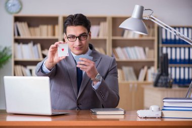 İşadamı işte kumar oynuyor.