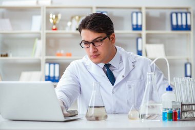 Genç araştırmacı bilim adamı bir su testi kirliliği araştırması yapıyor.
