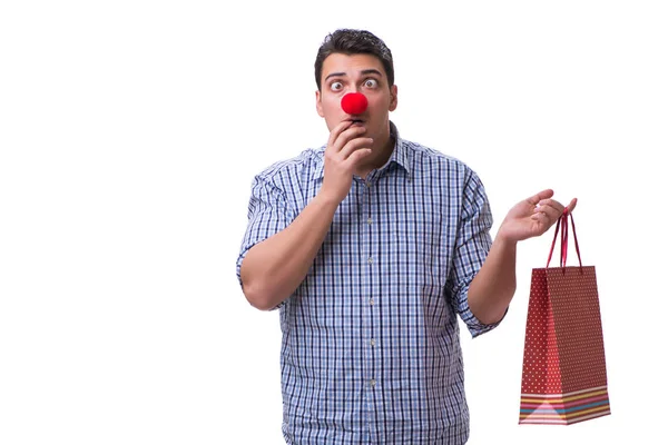 赤い鼻を持つ男面白い保持をショッピングバッグプレゼントあります — ストック写真
