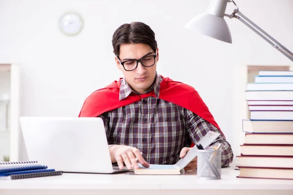 Super eroe studente con un computer portatile che studia preparazione per gli esami — Foto Stock