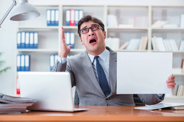 Empresario en la oficina sosteniendo un tablero de mensajes en blanco — Foto de Stock