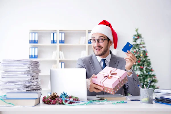 年轻的商人在办公室庆祝圣诞节 — 图库照片