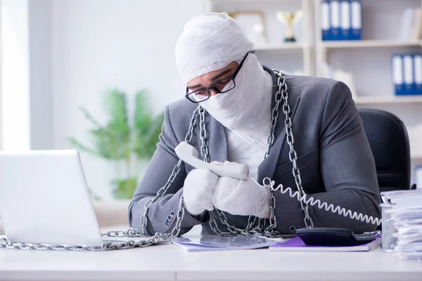 Bandaged businessman worker working in the office doing paperwor — Stock Photo, Image