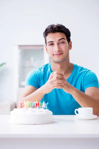 Joven celebrando cumpleaños solo en casa —  Fotos de Stock