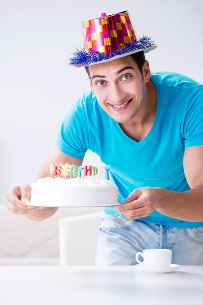 집에서 혼자 생일을 축하하는 청년 — 스톡 사진