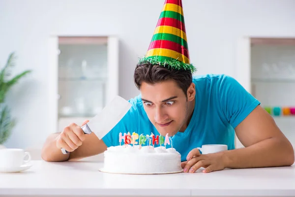 Junger Mann feiert Geburtstag allein zu Hause — Stockfoto