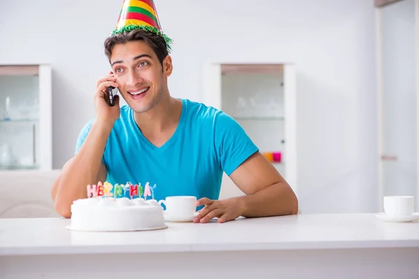 Giovane uomo che festeggia il compleanno da solo a casa — Foto Stock