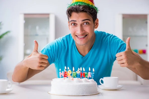 Jovem celebrando aniversário sozinho em casa — Fotografia de Stock