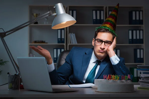 Homem comemorando aniversário no escritório — Fotografia de Stock