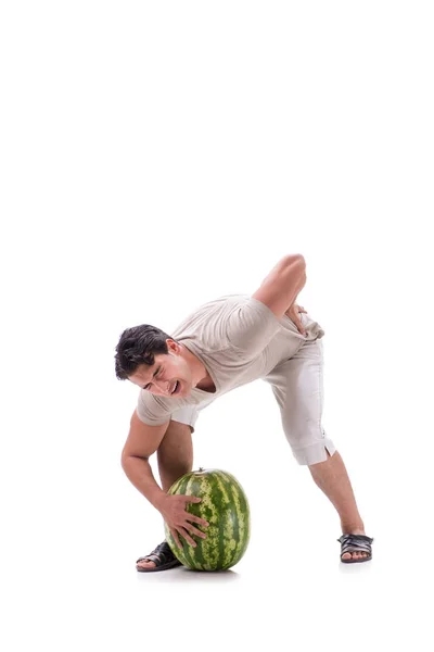 一个拿着西瓜被白色隔离的年轻人 — 图库照片