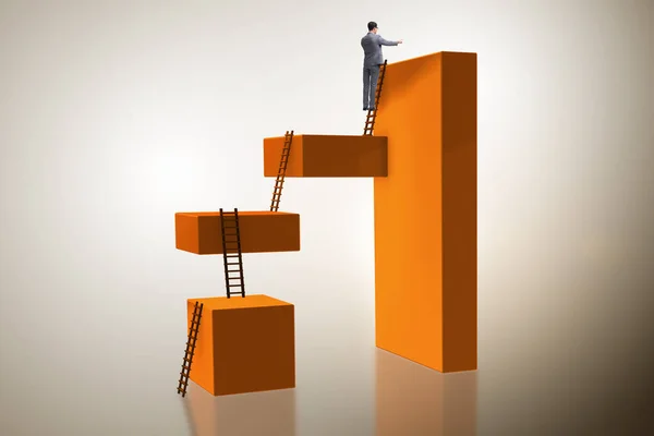 Бізнесмен скелелазіння блоки в концепції кар'єрних сходів бізнесу — стокове фото