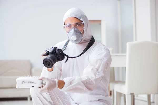 Forensic expert at crime scene doing investigation — Stock Photo, Image