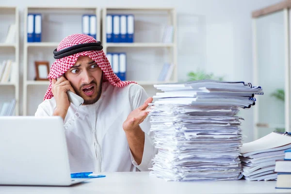 Empresario árabe trabajando en la oficina haciendo papeleo con un pi —  Fotos de Stock