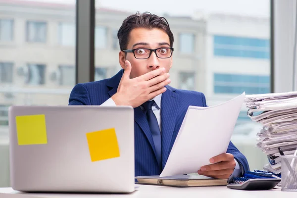 Workaholic-Geschäftsmann mit zu viel Arbeit im Büro überfordert — Stockfoto