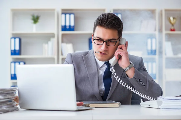 Geschäftsmann raucht im Büro bei der Arbeit — Stockfoto