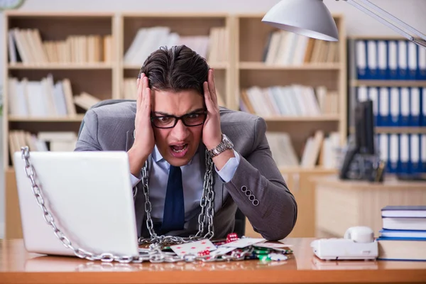 Joven hombre de negocios adicto a las tarjetas de juego en línea jugando en t — Foto de Stock