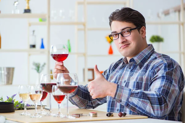 Profissional sommelier degustação de vinho tinto — Fotografia de Stock