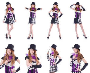 Beyaz soytarı kostümü giymiş bir kız.