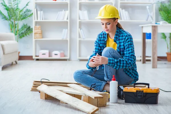 Schreinerin, die Holzbohlen schneidet — Stockfoto